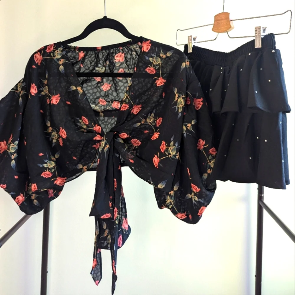 ๐ Couture ๐ black floral blouse and black ruffled mini skirt set - Picture 4 of 16